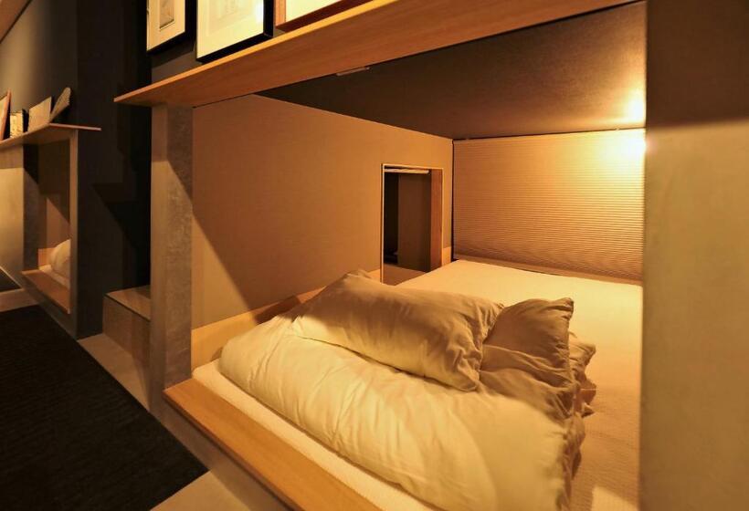 Llit en Habitació Compartida, Aet