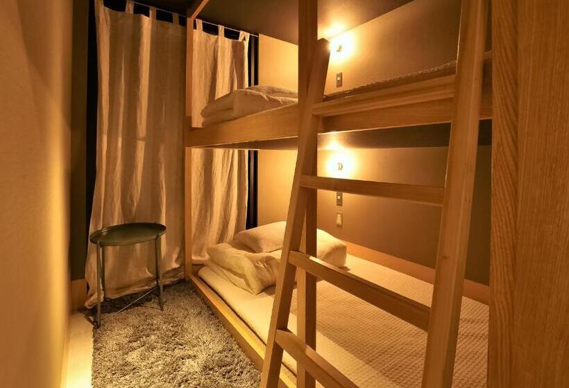 Llit en Habitació Compartida, Aet