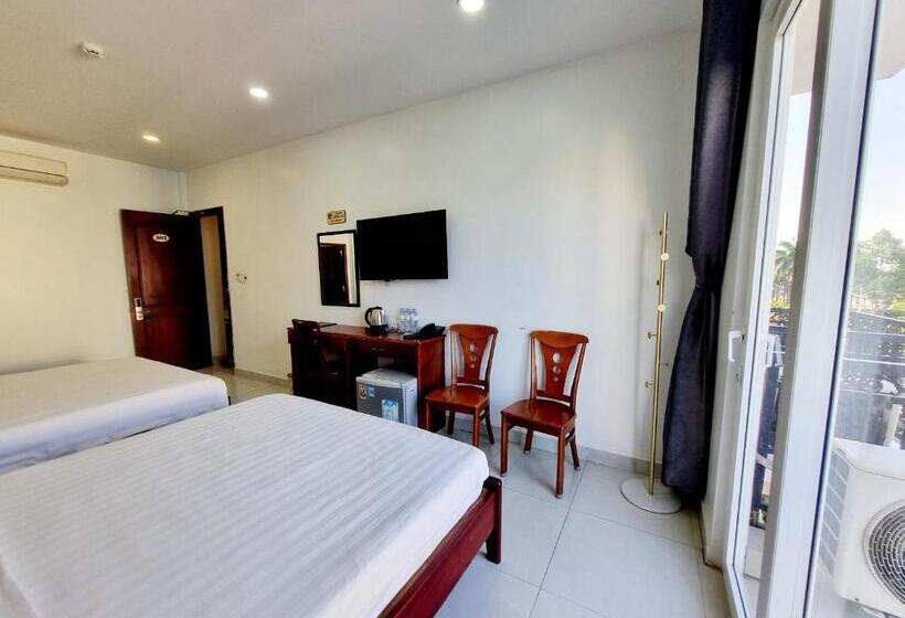 اتاق استاندارد چهارنفره با بالکن, Minh Khue