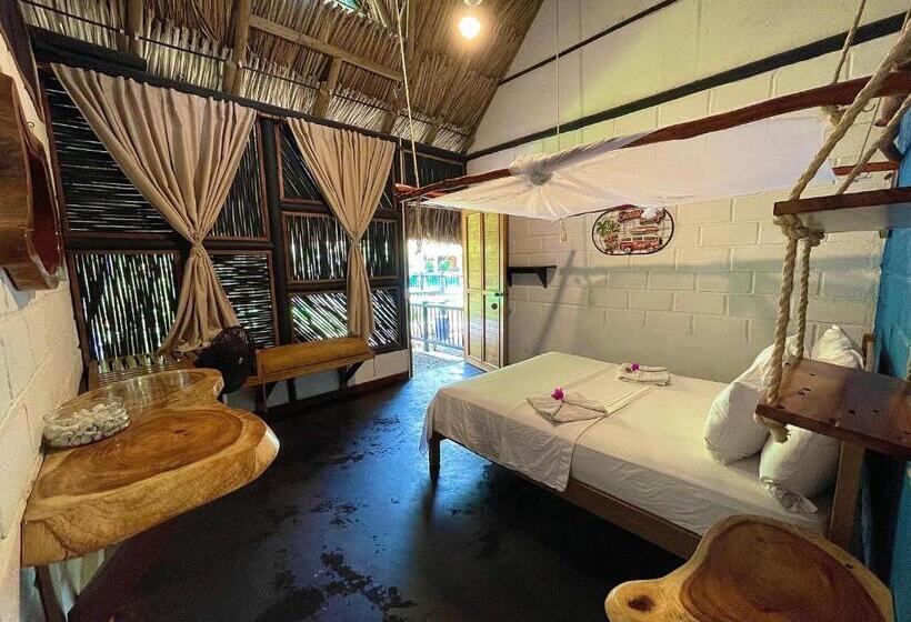 اتاق خانوادگی, Bikini Hotel & Pool