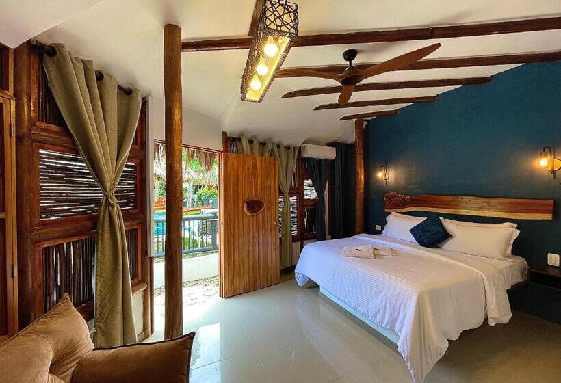 جناح ديلوكس, Bikini Hotel & Pool