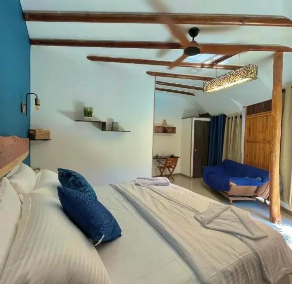 سوییت لوکس, Bikini Hotel & Pool