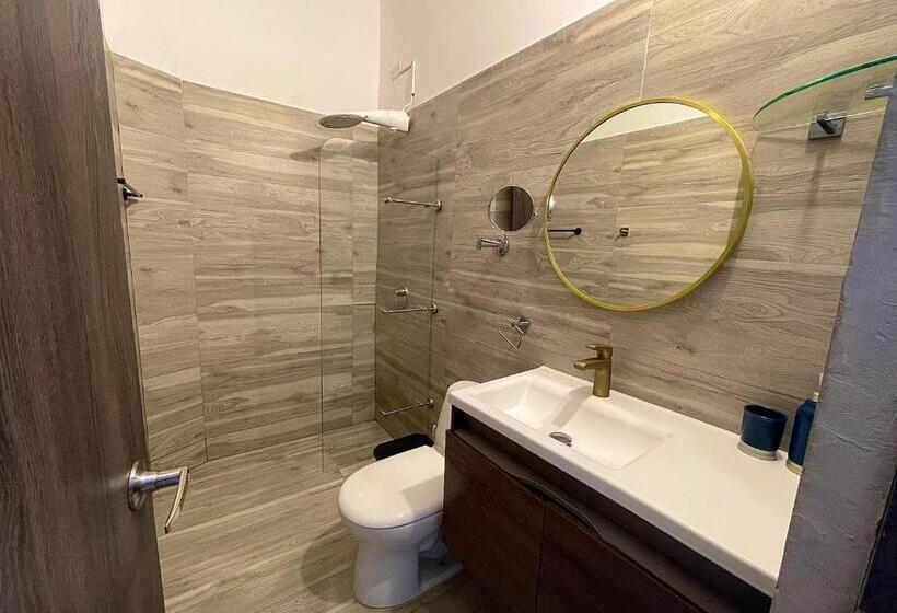 سوییت لوکس, Bikini Hotel & Pool