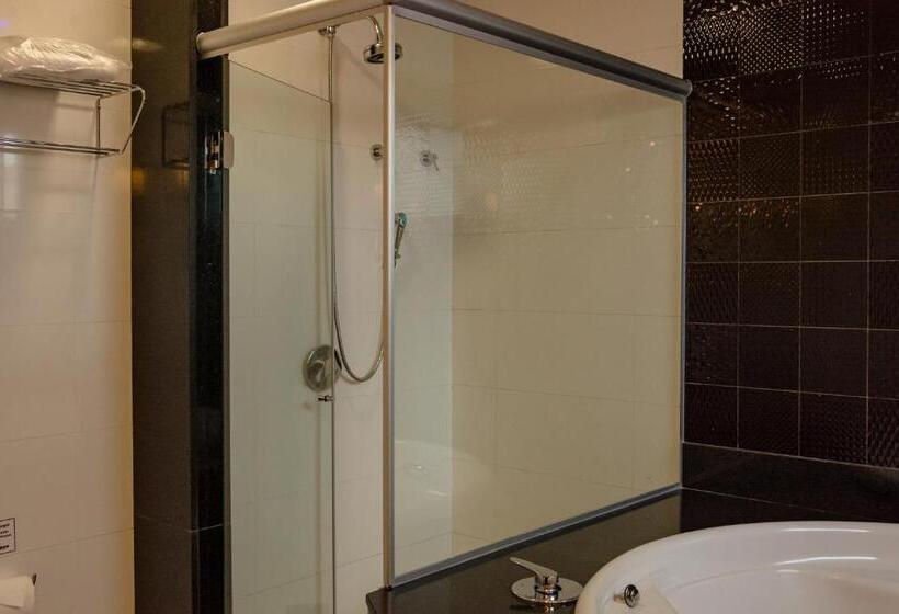 带按摩浴盆的套房, Lindoya