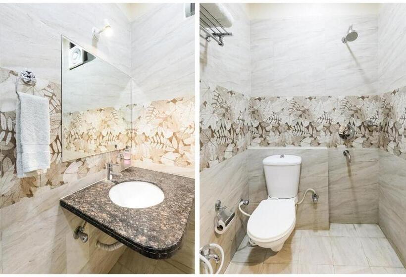 トリプルクラシックルーム, Super Townhouse Lalghati Near Airport
