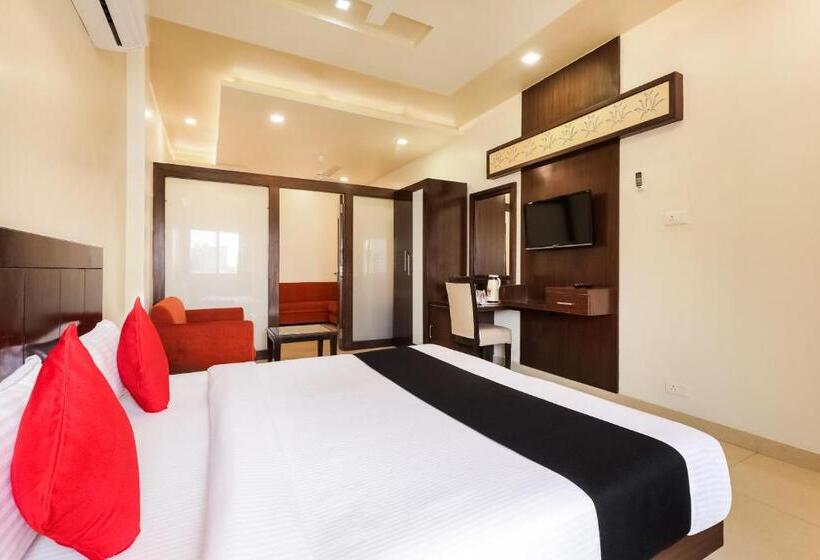 トリプルクラシックルーム, Super Townhouse Lalghati Near Airport
