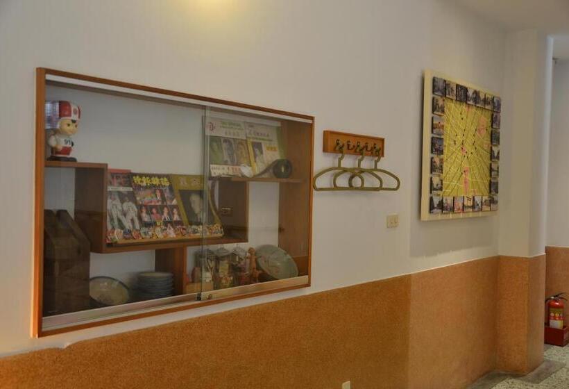 اتاق لوکس چهار تخته, Alley X Tainan