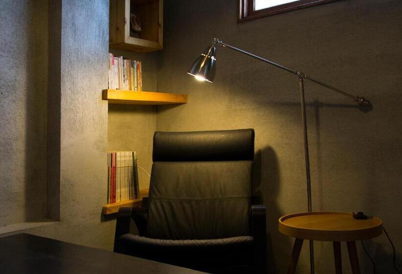 اتاق لوکس چهار تخته, Alley X Tainan