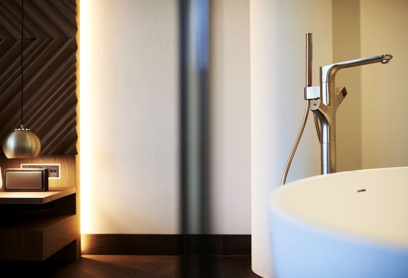 سوئیت جونیور با چشمانداز, Beyond By Geisel Adults Only