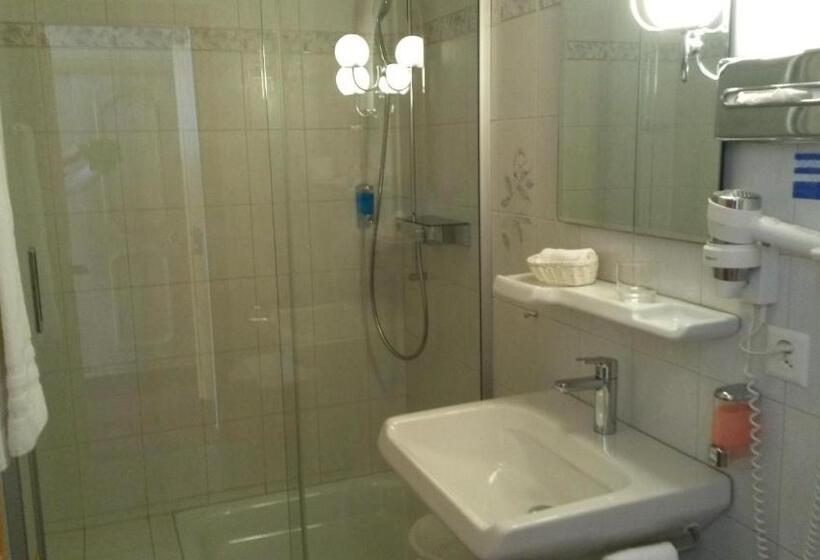 Standardeinzelzimmer, Bären