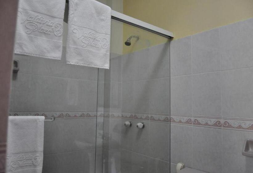 اتاق کلاسیک سه تخته, Valdivia Plaza