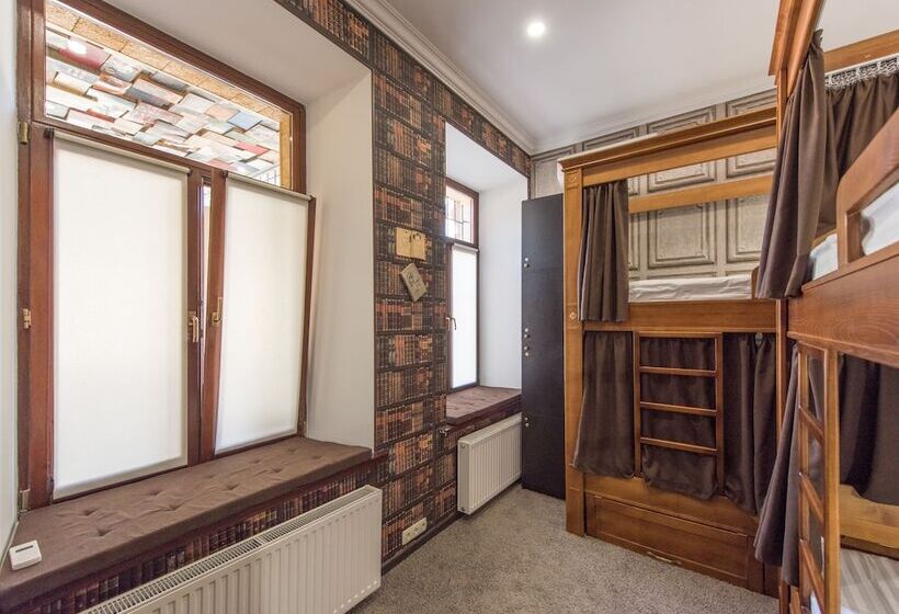 تختخواب در اتاق مشترک, Tsatsa Hotel Hostel