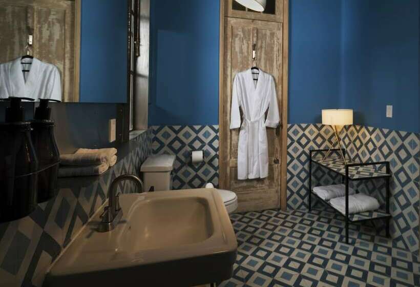 سوئیت مستر, Don Jacinto Stay&sip