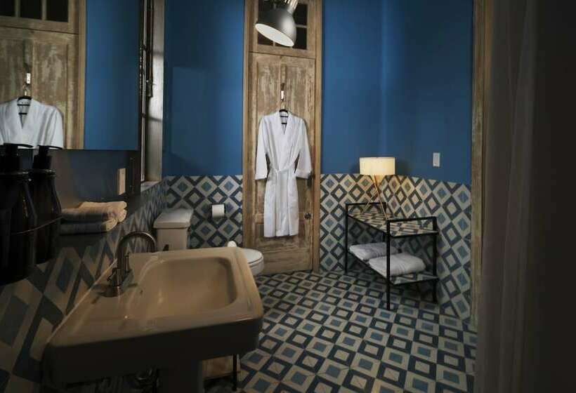 سوئیت مستر, Don Jacinto Stay&sip