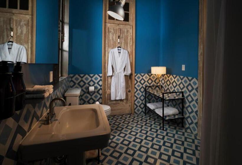 سوئیت مستر, Don Jacinto Stay&sip