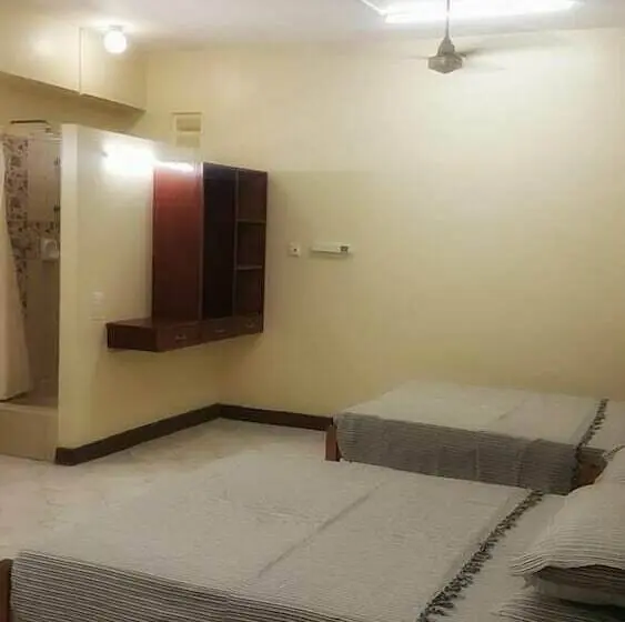 اتاق خانوادگی, Marigold Guest House