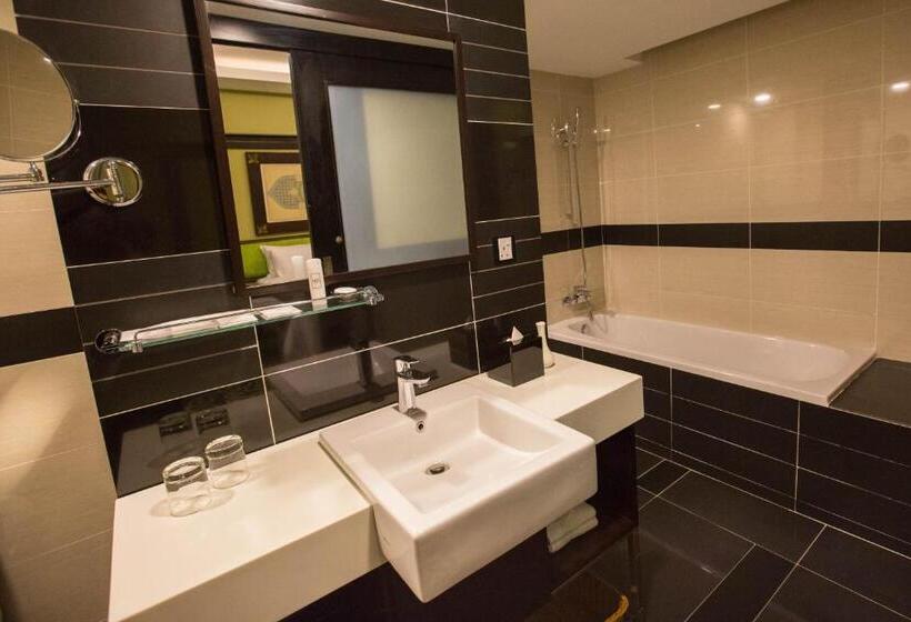 Suite Junior, Mudzaffar