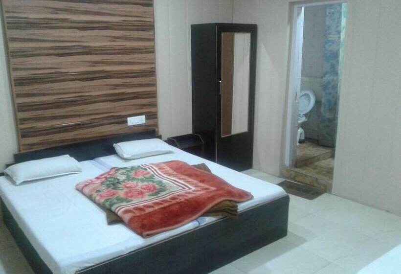 Quarto Deluxe, Neelam Raj