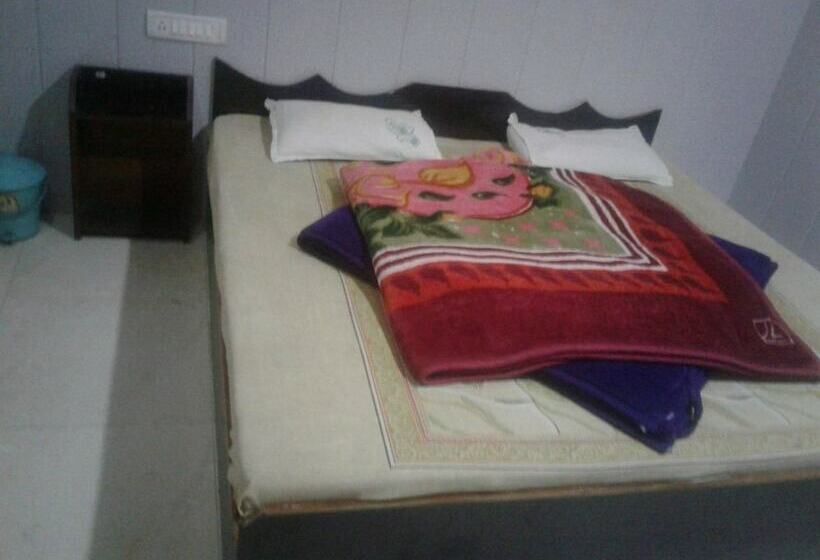 Quarto Deluxe, Neelam Raj