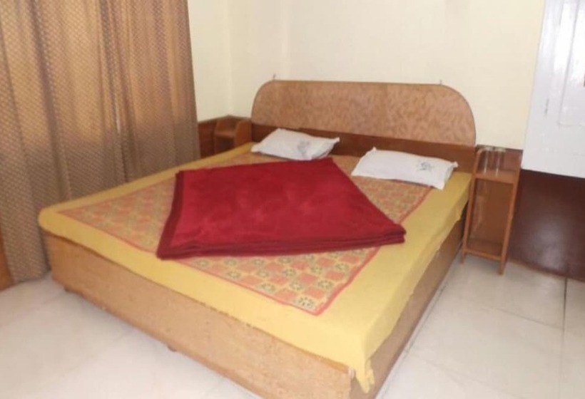 Quarto Deluxe, Neelam Raj