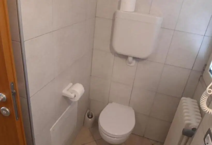 اتاق اکونومی, Residence Rosemary