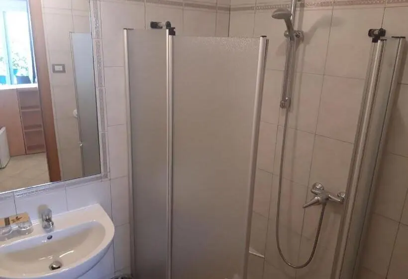 اتاق اکونومی, Residence Rosemary