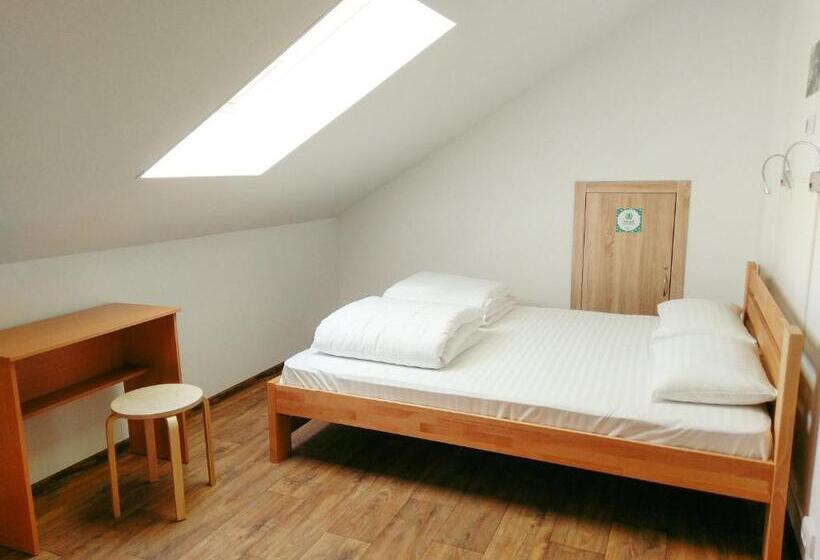 اتاق استاندارد سه تخته با سرویس بهداشتی مشترک, Dream Hostel Poltava