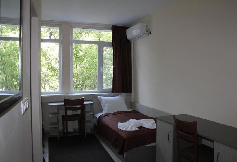 标准三人间, Hostel Penev