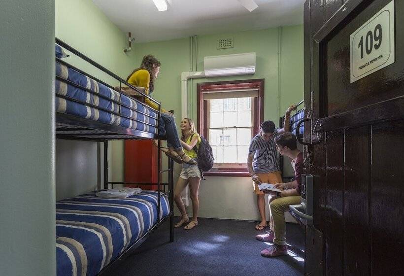 מיטה בחדר משותף, Yha Fremantle Prison
