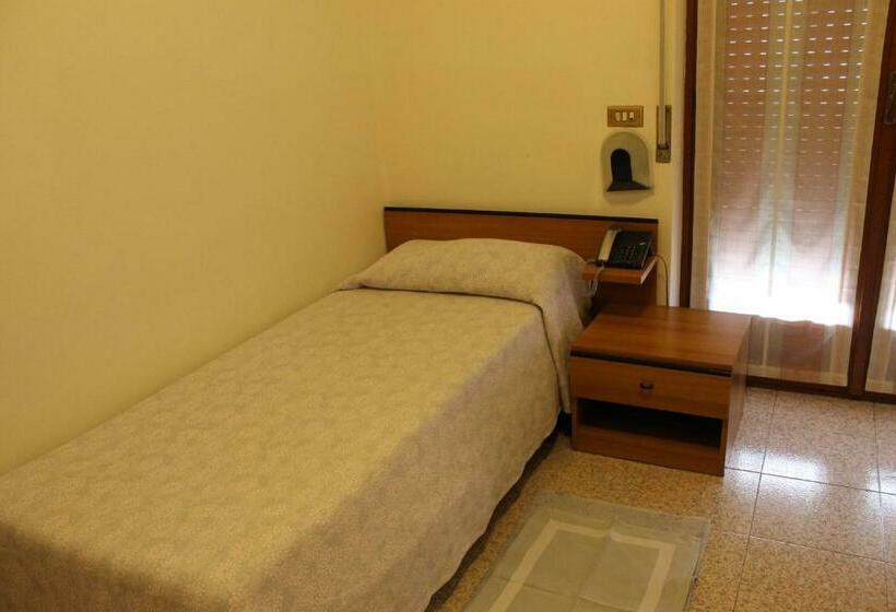 スタンダードシングルルーム, O'scugnizzo 2