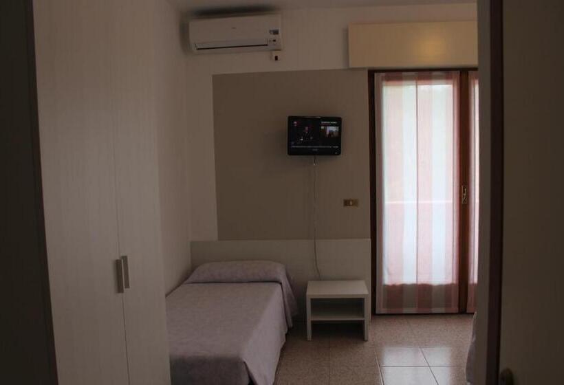 スタンダードトリプルルーム, O'scugnizzo 2