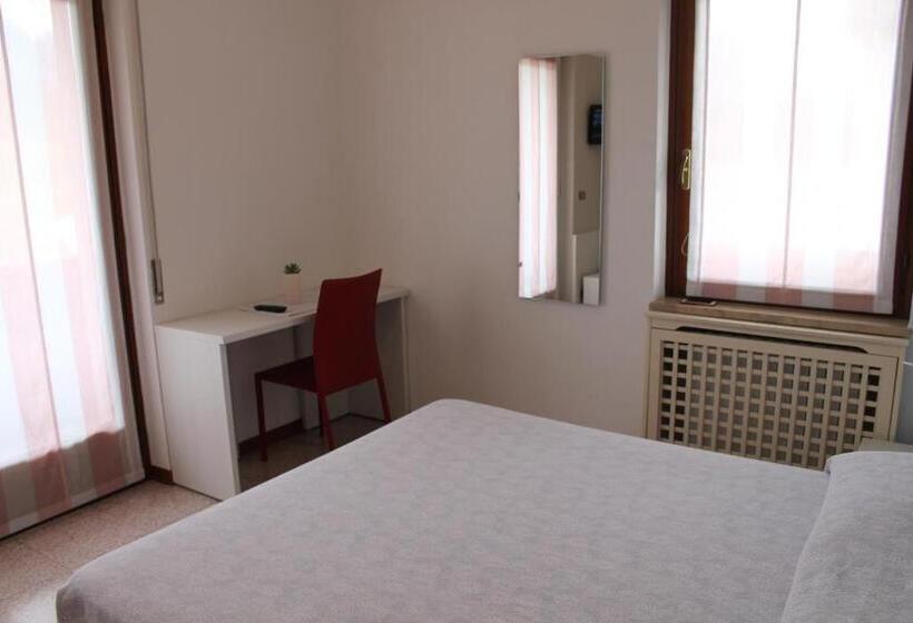 スタンダードトリプルルーム, O'scugnizzo 2