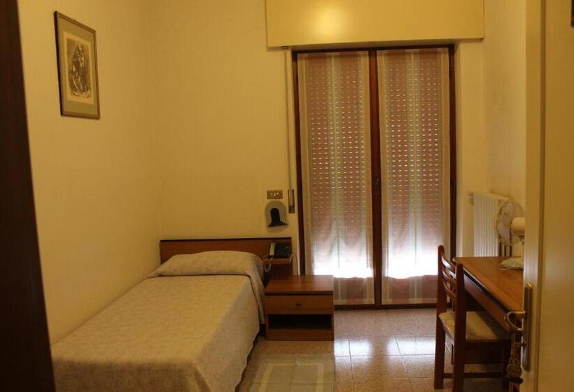 スタンダードシングルルーム, O'scugnizzo 2