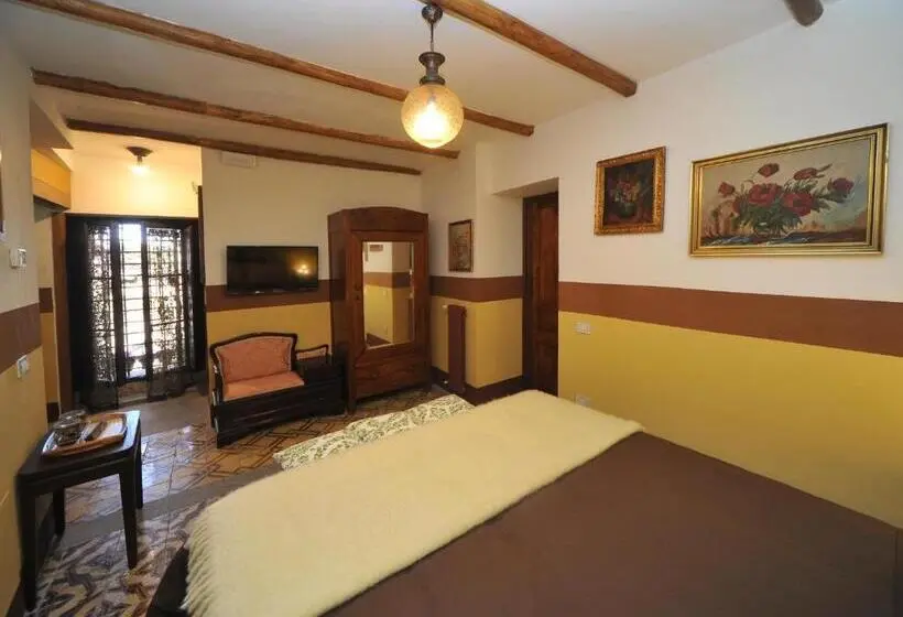 Standard Kolmen Hengen Huone, La Canonica Dei Fiori   Anna Fendi Country House