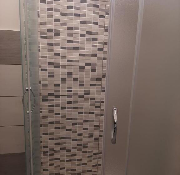 חדר בסיסי לשלושה, Conca D Oro