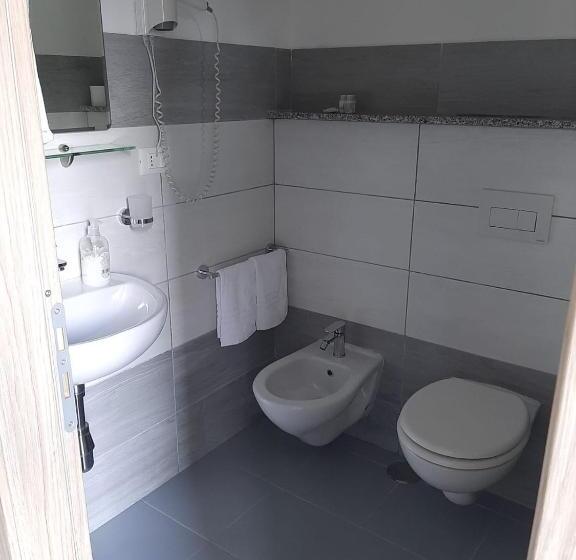 חדר בסיסי לשלושה, Conca D Oro