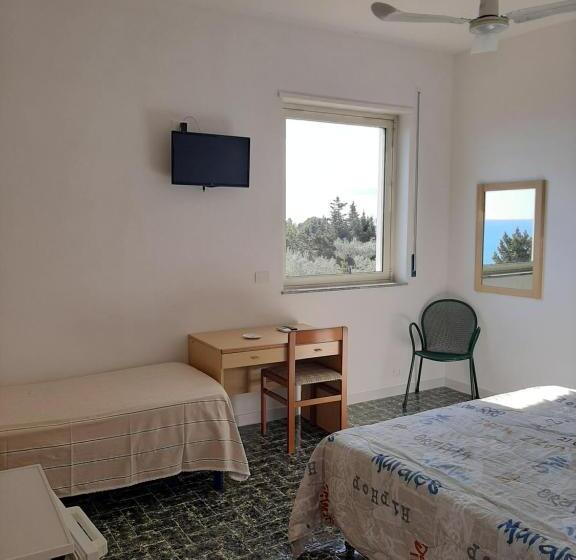 חדר בסיסי לשלושה, Conca D Oro