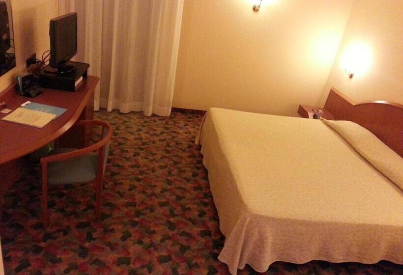 חדר סטנדרט, Persico's