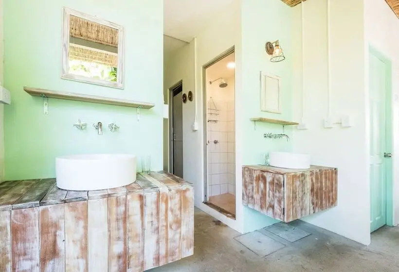 浴室共有ベーシックルーム, Selina Manuel Antonio   Hostel