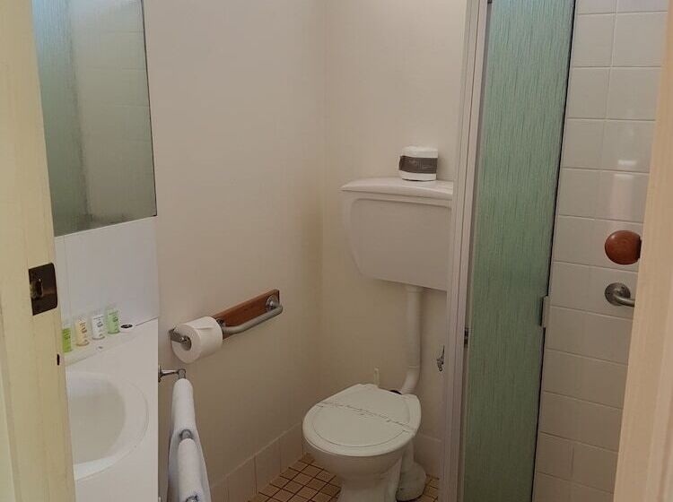 جناح, Motel Traralgon