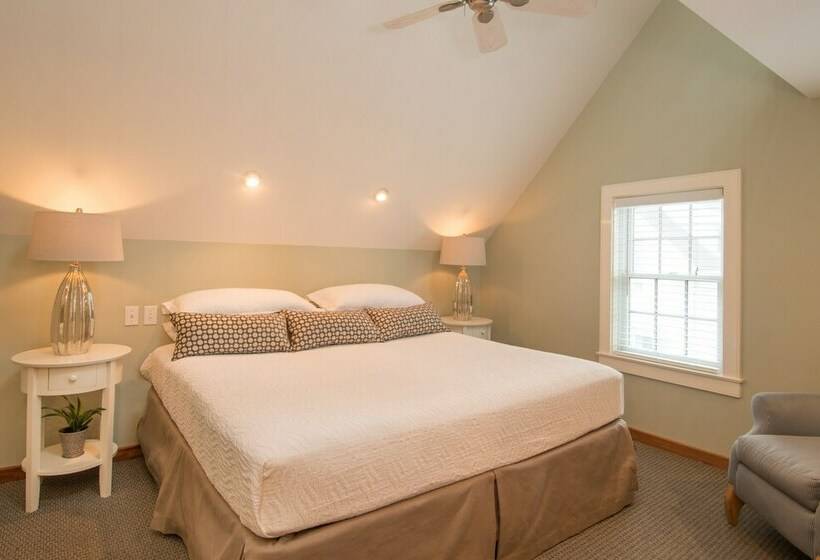 デラックスルーム, 8 Dyer