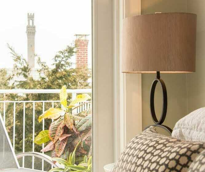 デラックスルーム, 8 Dyer