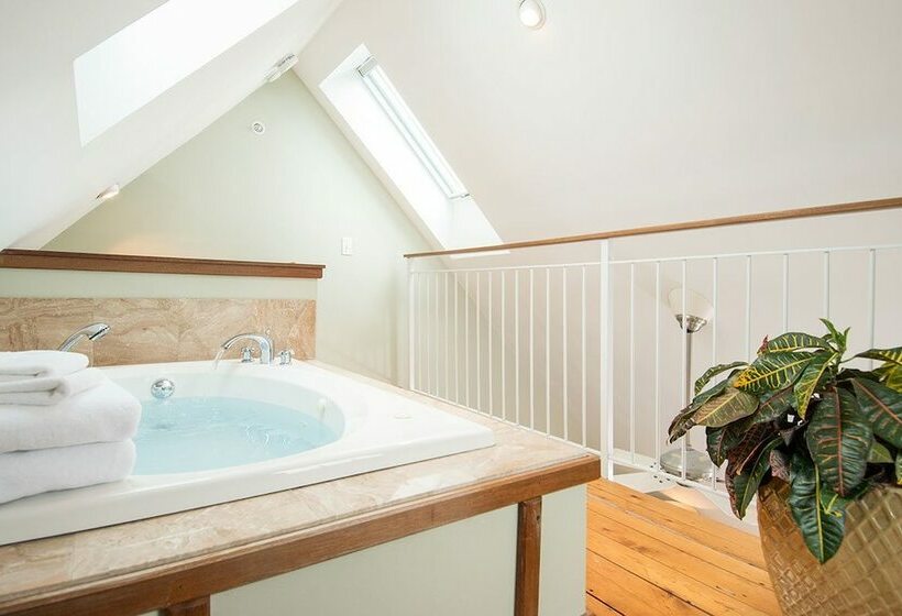 デラックスルーム, 8 Dyer