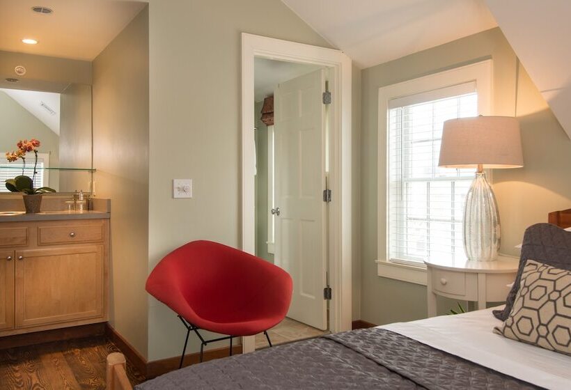 デラックスルーム, 8 Dyer