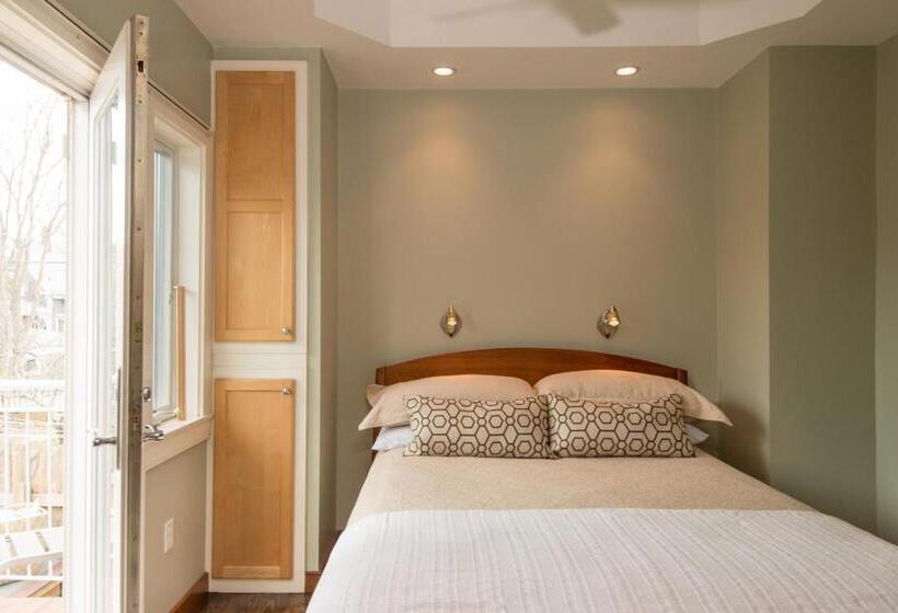 デラックスルーム, 8 Dyer