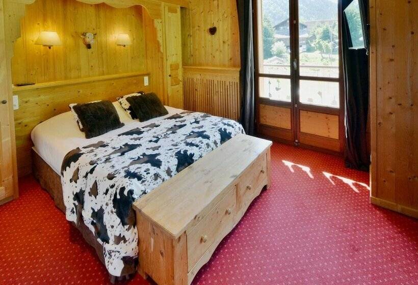 اتاق خانوادگی با چشمانداز استخر, La Clef Des Champs