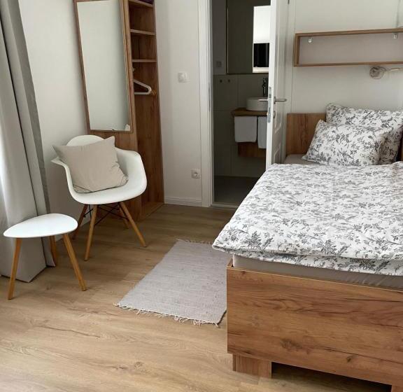اتاق استاندارد یک نفره, Aurelia Rooms