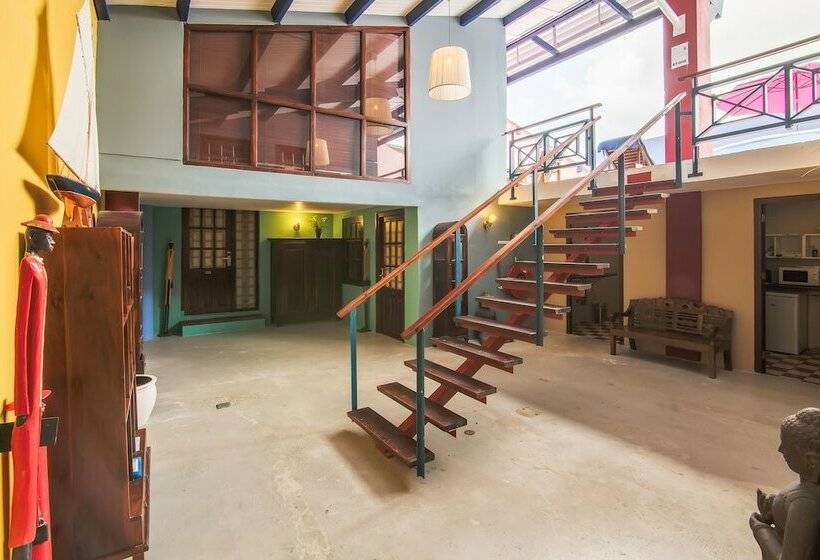 تختخواب در اتاق مشترک, The Ritz Hostel