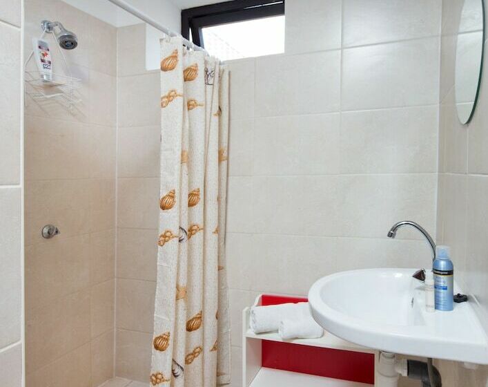 تختخواب در اتاق مشترک, The Ritz Hostel