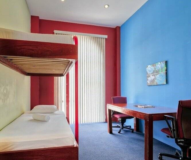 تختخواب در اتاق مشترک, The Ritz Hostel